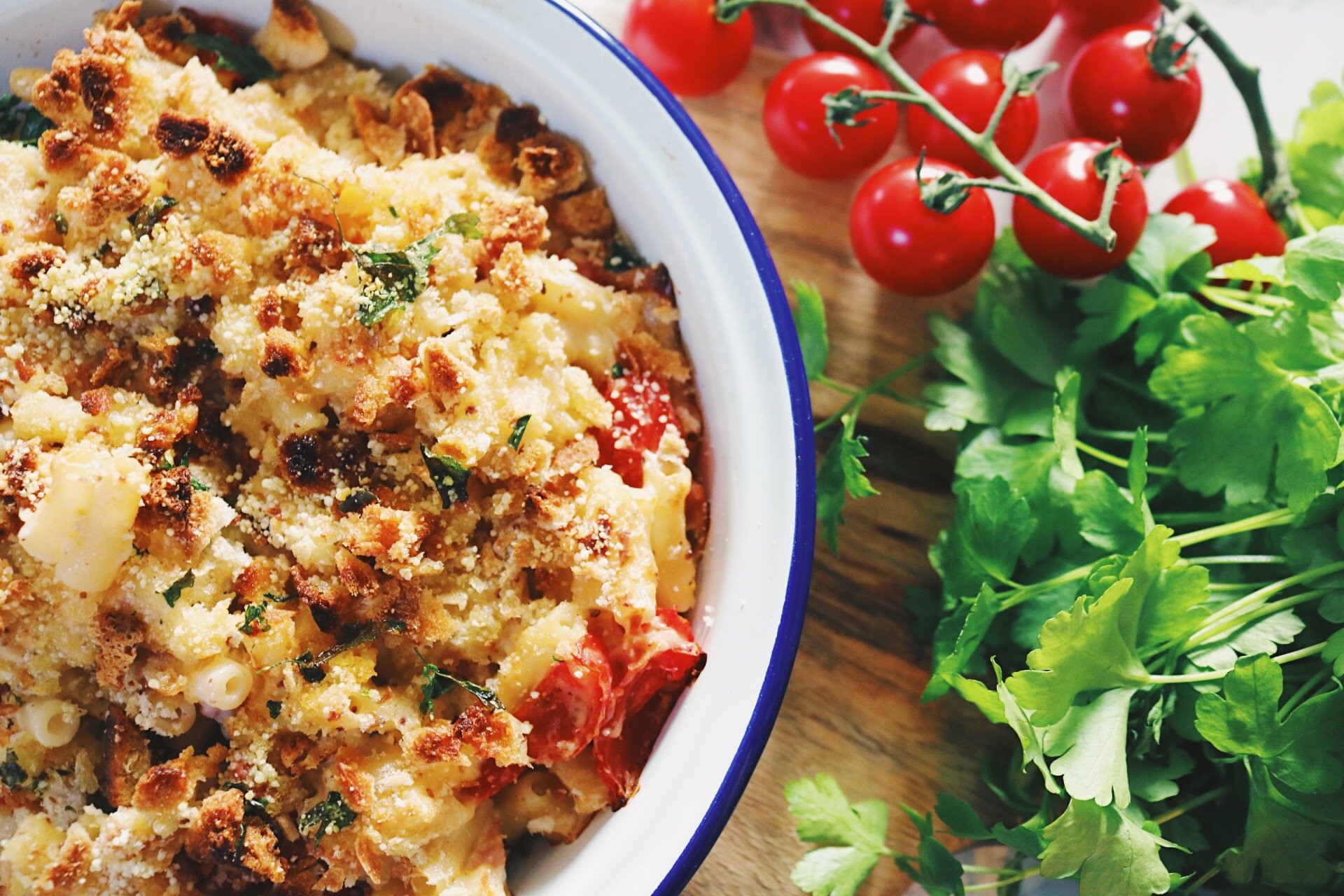 Eatlean macncheese with tomatoes and lettuce